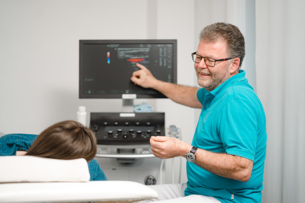 Arzt erklärt Ultraschall