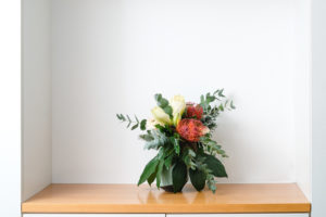 Blumenstrauß auf einem Tisch