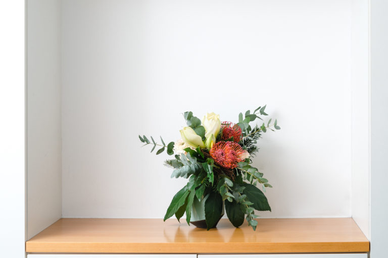 Blumenstrauß auf einem Tisch