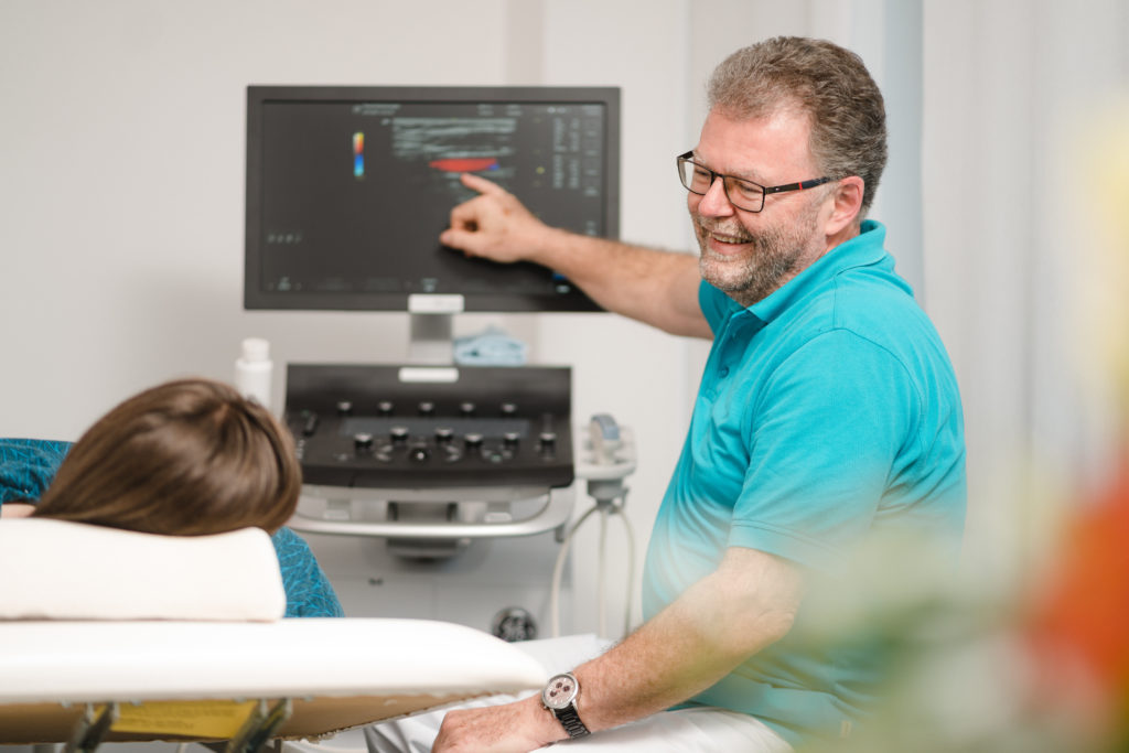 Arzt erklärt Ultraschall