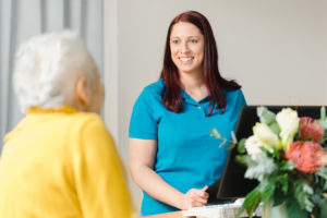 Medizinische Fachangestellte begrüßt Patientin