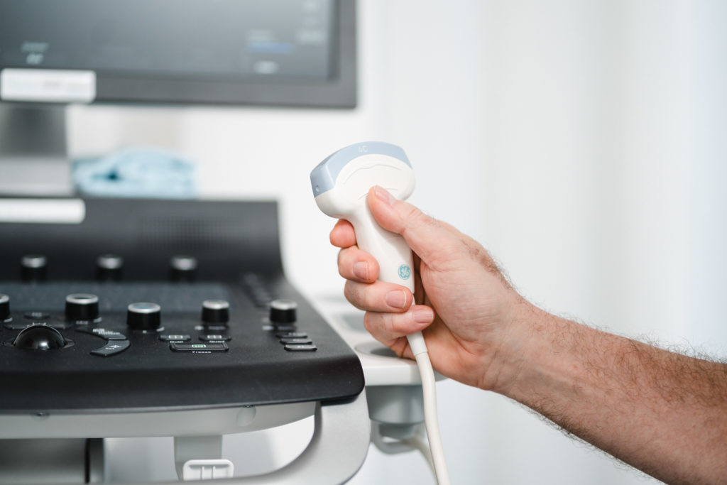 Ultraschallgerät Schallkopf gehalten von Männerhand